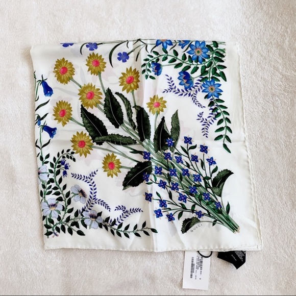 NWT Authentic Gucci Tweet Silk Flora Print Scarf​ - Picture 2 of 8